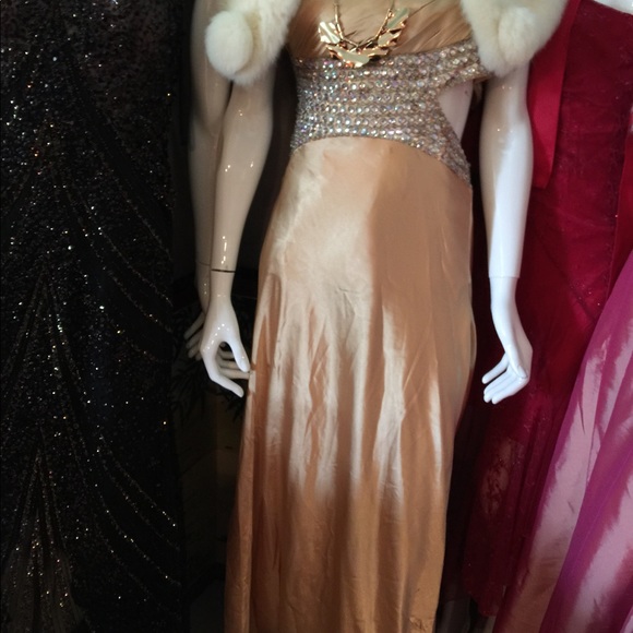 Gowns and dresses for less. - Picture 4 of 8