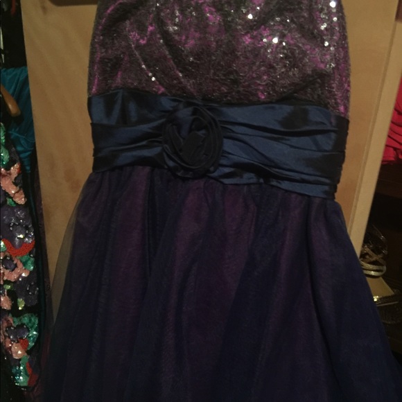 Gowns and dresses for less. - Picture 5 of 8