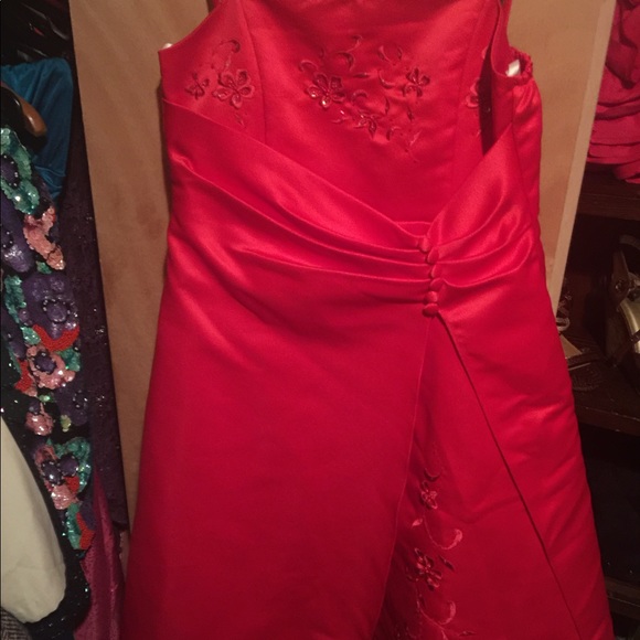 Gowns and dresses for less. - Picture 6 of 8