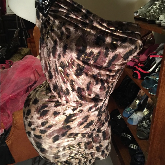 Dresses - Picture 2 of 8