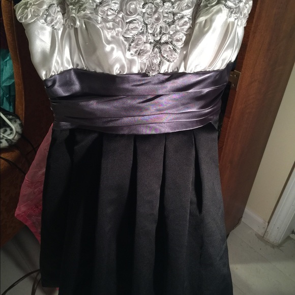 Dresses - Picture 6 of 8