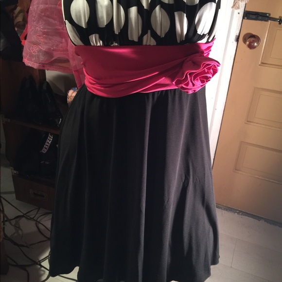 Dresses - Picture 8 of 8