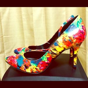 Multi-color floral pumps
