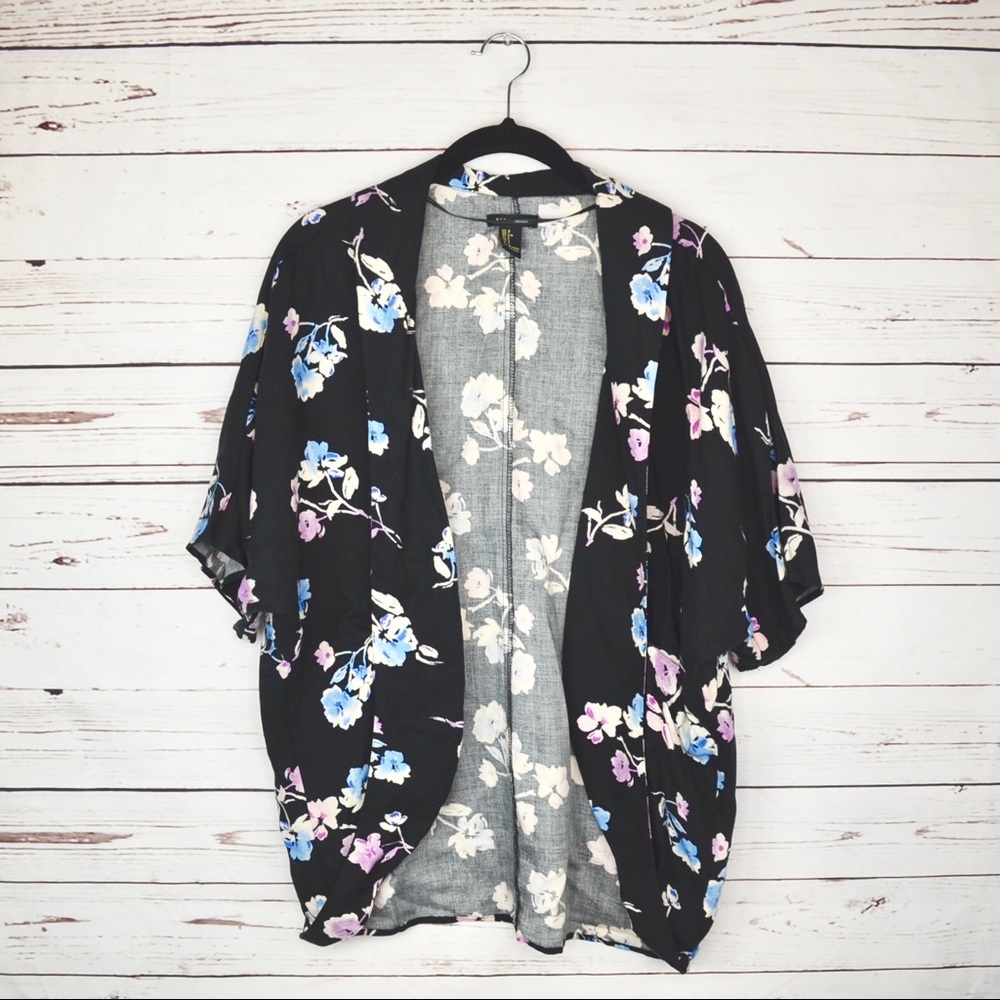 🚫SOLD!🚫 FOREVER 21 Black Blue Floral Kimono