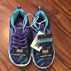 NWT tennis shoes size 13