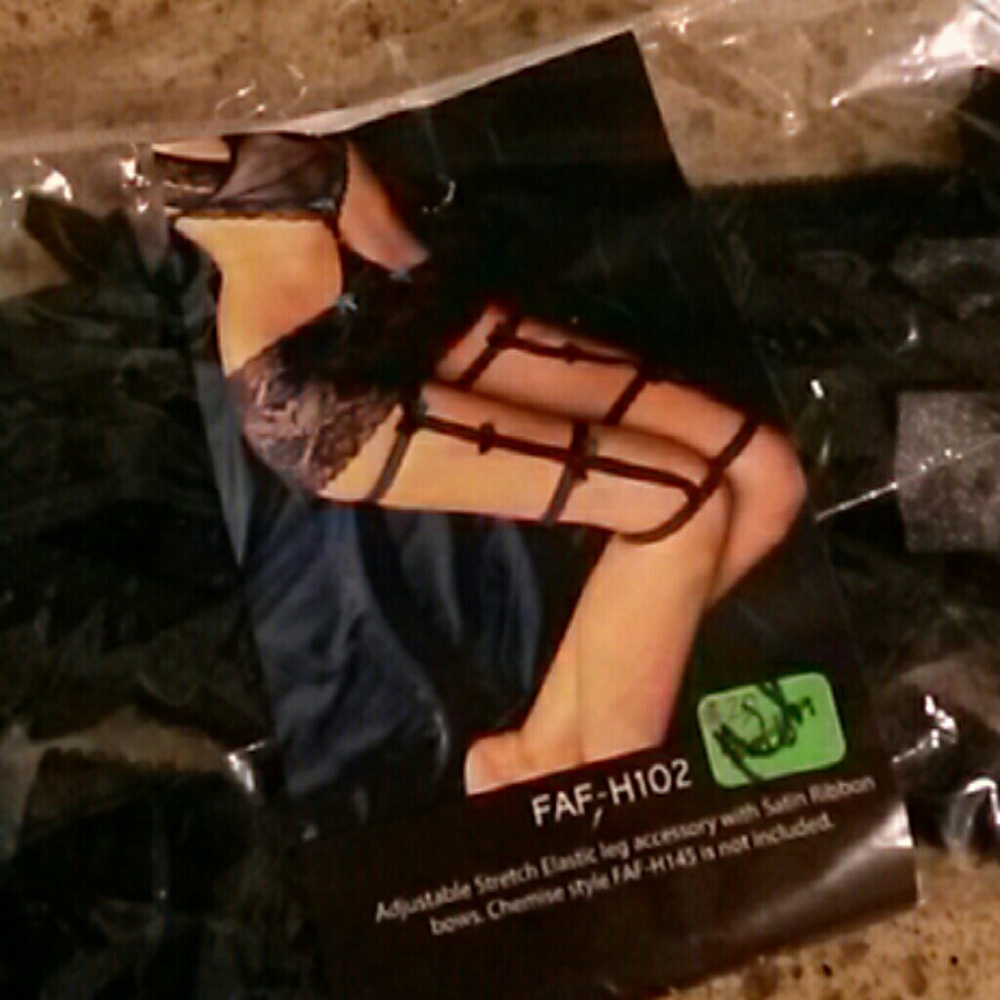 NWT Adjustable stretch thigh strap accessory.