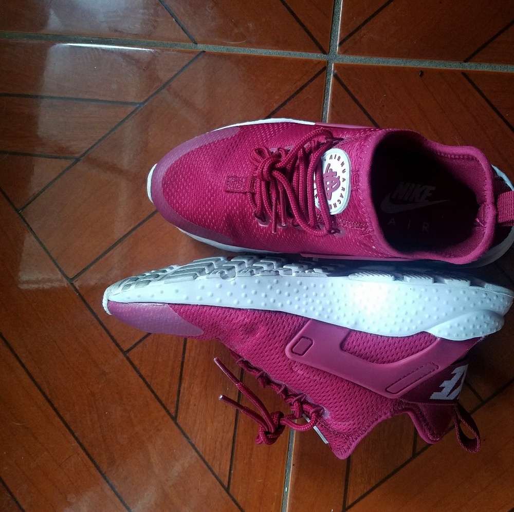 Nike Huaraches TRYING TO SELL ASAP