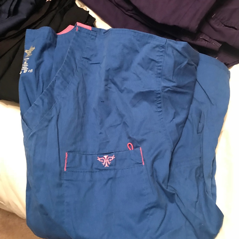 Med Couture scrub top. 2X blue and pink