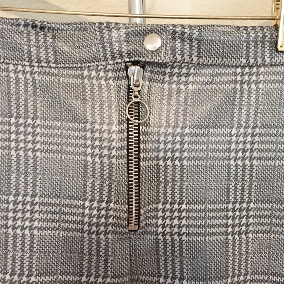 🖤LAST CHANCE🖤 Faux Leather Like Plaid Pants. - Picture 3 of 5