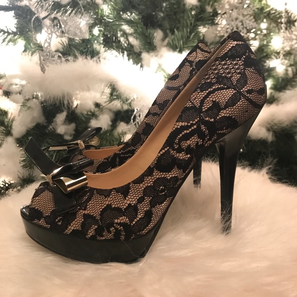 Woman’s Guess Lace Peep toe heels - Picture 2 of 7