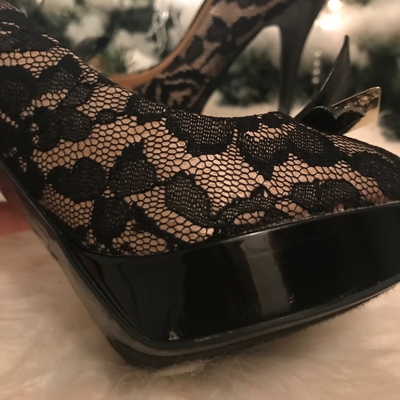 Woman’s Guess Lace Peep toe heels - Picture 3 of 7