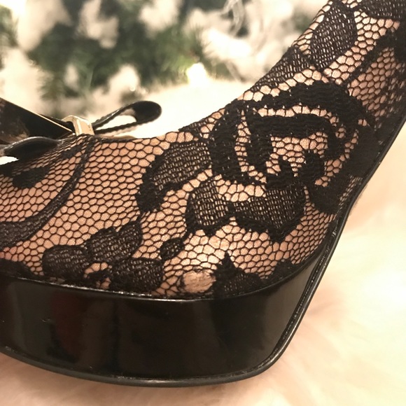 Woman’s Guess Lace Peep toe heels - Picture 4 of 7