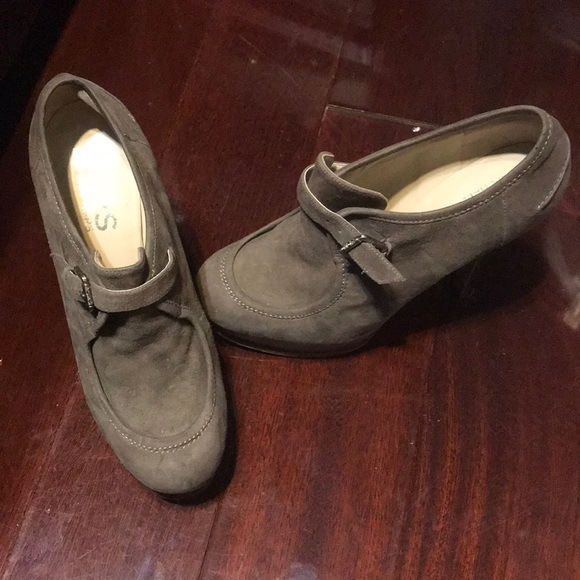 Shoes - Picture 1 of 4