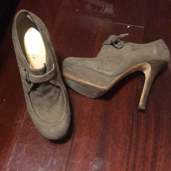 Shoes - Picture 2 of 4