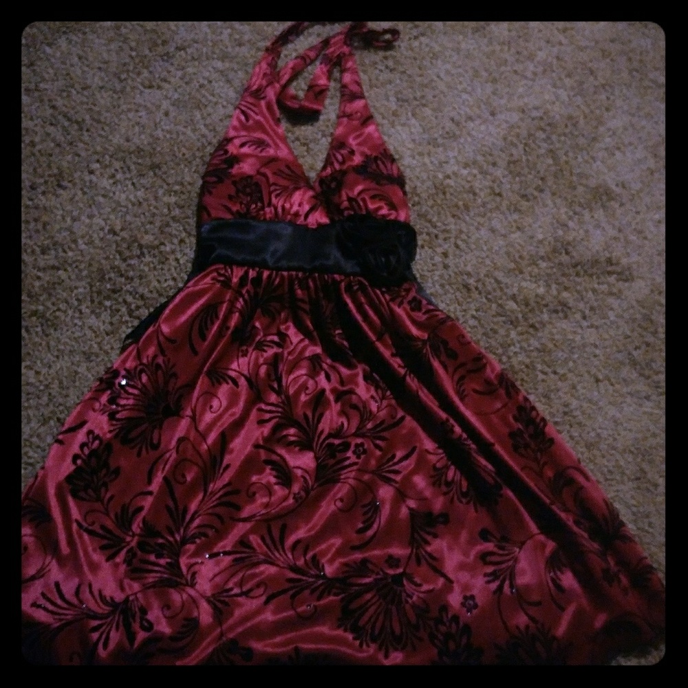 Speechless fuschia dress with black pattern.