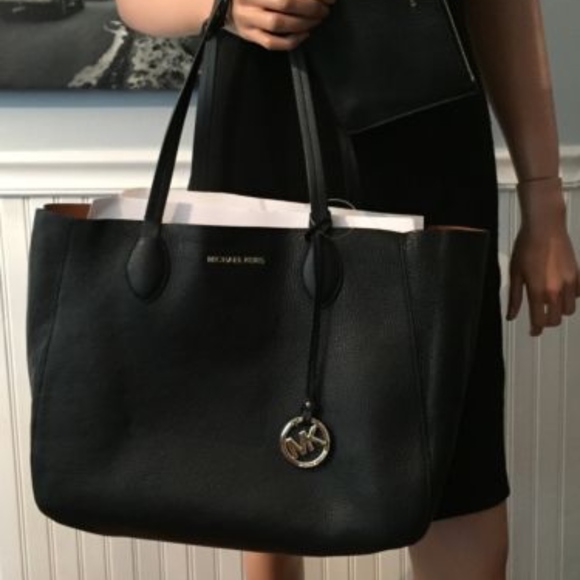 Michael Kors LARGE Mae Reversible Black&Gold Tote - Picture 3 of 3