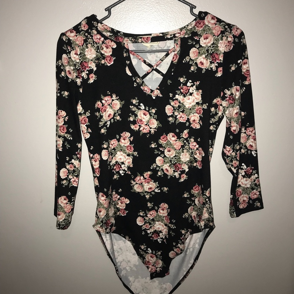 Floral Design bodysuit with cross detailing🌸🌸