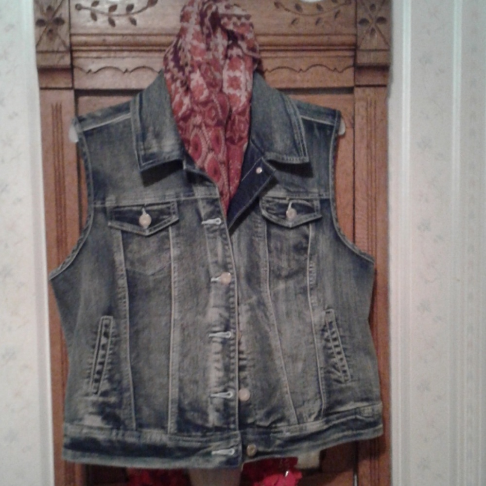 A sleeveless jean jacket!
