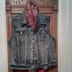A sleeveless jean jacket!