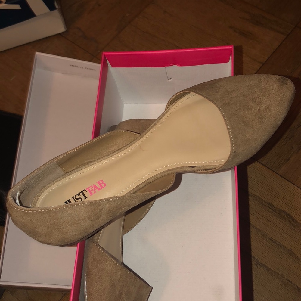 TAN POINTED FLATS, SZ 5.5.