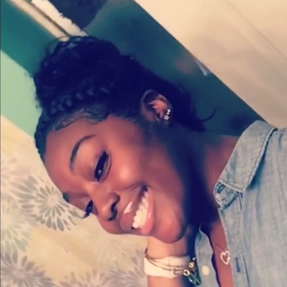 Meet your Posher, Yanise