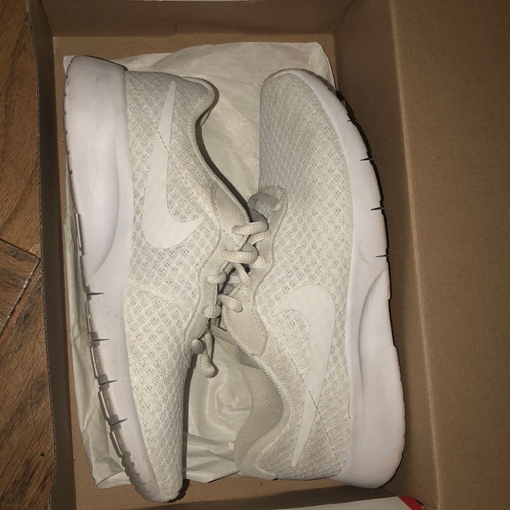 WHT NIKE TANJUNS, SZ 3.5Y
