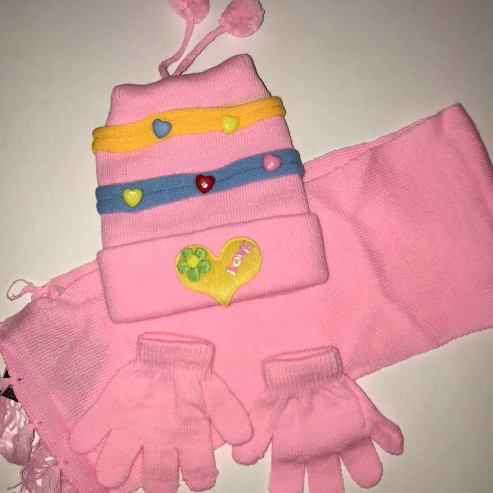 Kids matching scarf, hat and gloves set