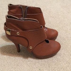 Brown leather-material heels