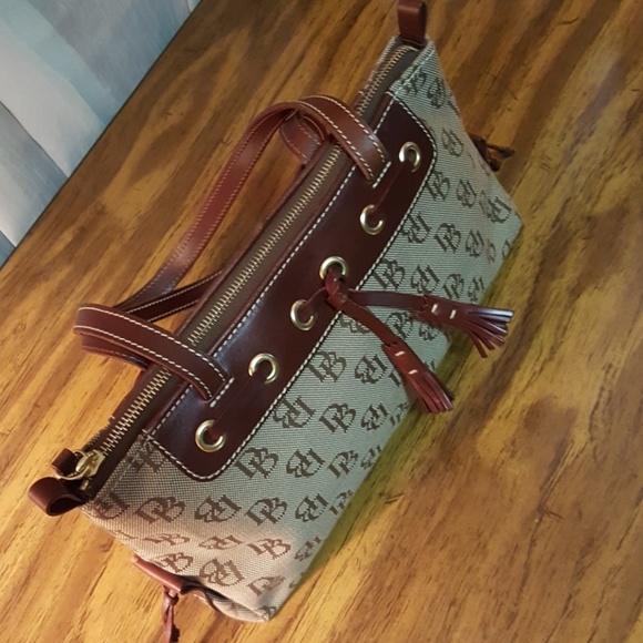 Dooney & Bourke Handbags - 🎁🎄🎅Dooney & Bourke Shoulder Bag