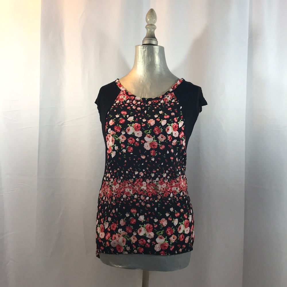 🎉😍CUTE  BLACK FLORAL SHORT SLEEVED TOP🎉😍