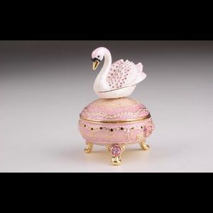 Stunning Swan by Keren Kopal