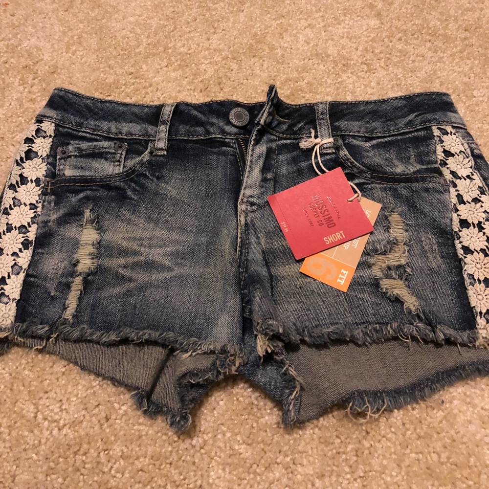 ‼️PRICE DROP‼️ NWT Shorts distressed size 9