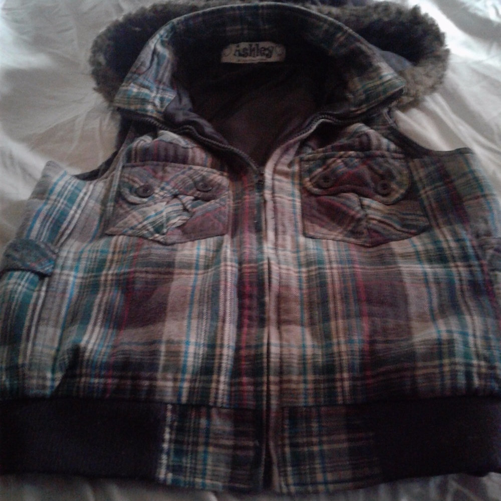 Ashley sleveless winter coat no pockets.