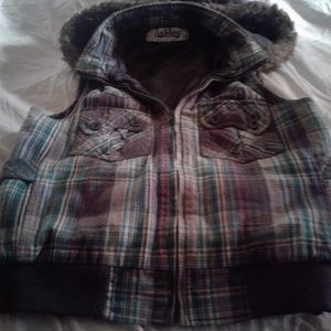 Ashley sleveless winter coat no pockets.