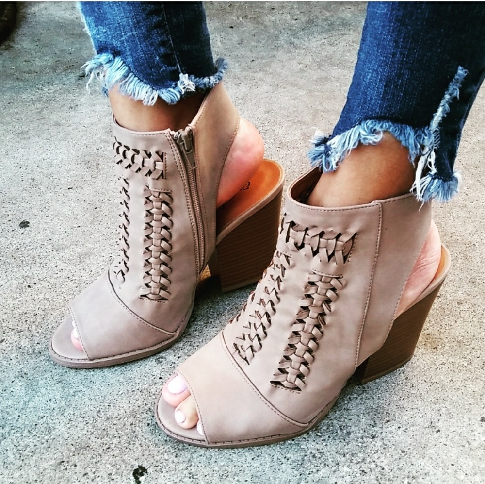 🚨LAST PAIR!!//The Joanna// Taupe caged Sandal - Picture 3 of 8
