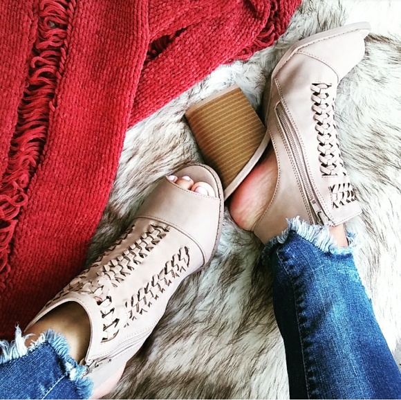 🚨LAST PAIR!!//The Joanna// Taupe caged Sandal - Picture 4 of 8