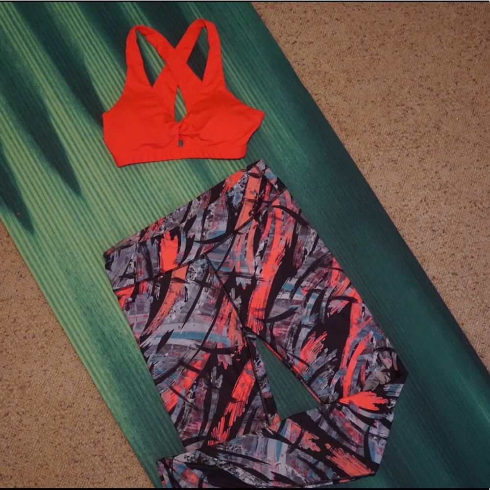 Fabletics Set: sports bra and Capri crop leggings