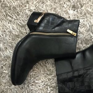 Isola Daylin Leather Ankle Boots in Black, Size 8M