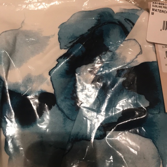 Super cute floral top - Picture 4 of 4