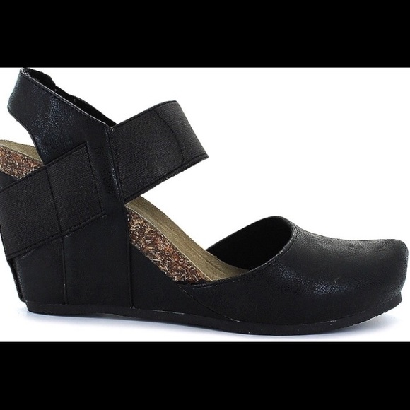 pierre dumas black wedges