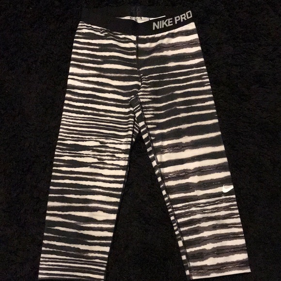 Nike pro capris - Picture 1 of 2