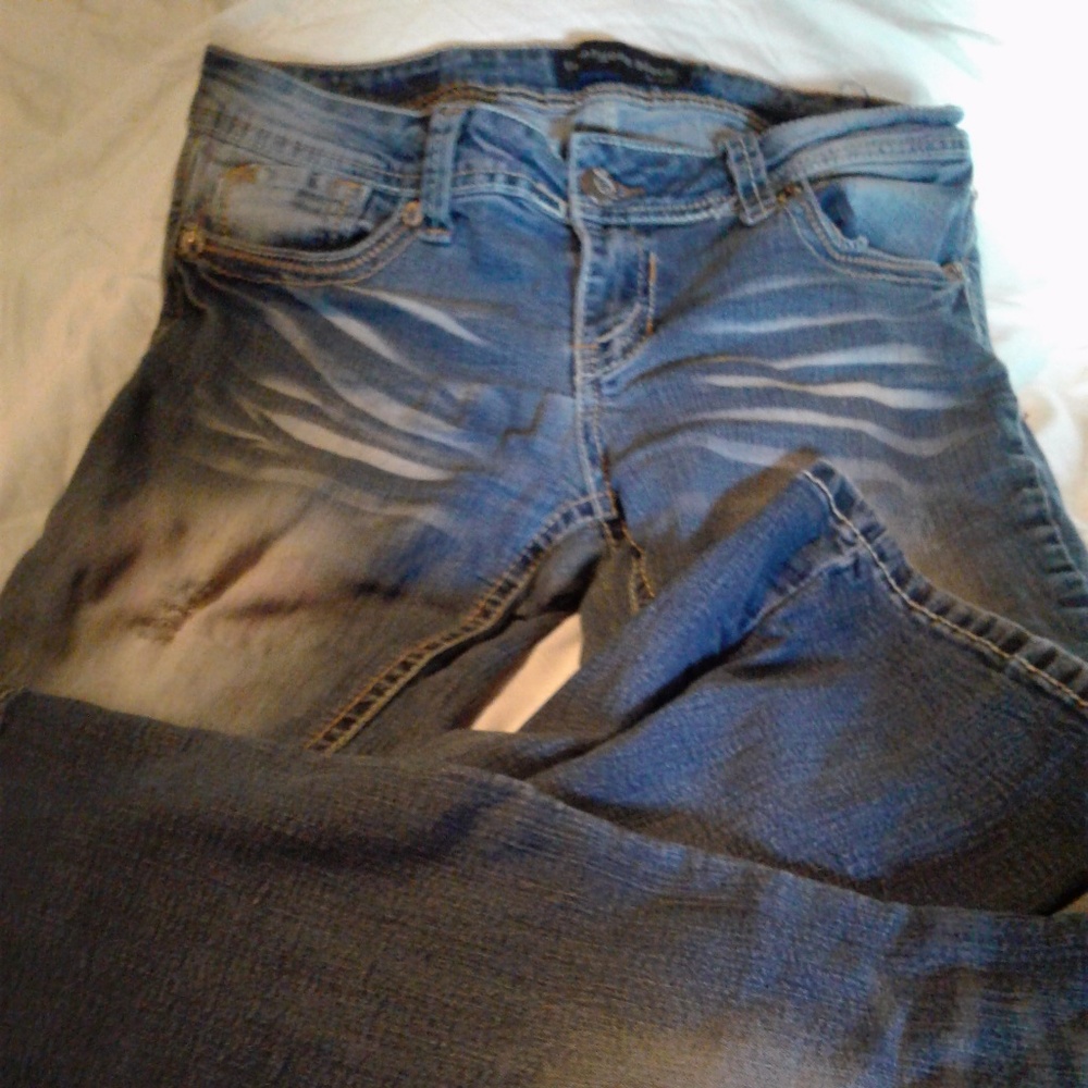 Super stylish jeans with worn pattern.