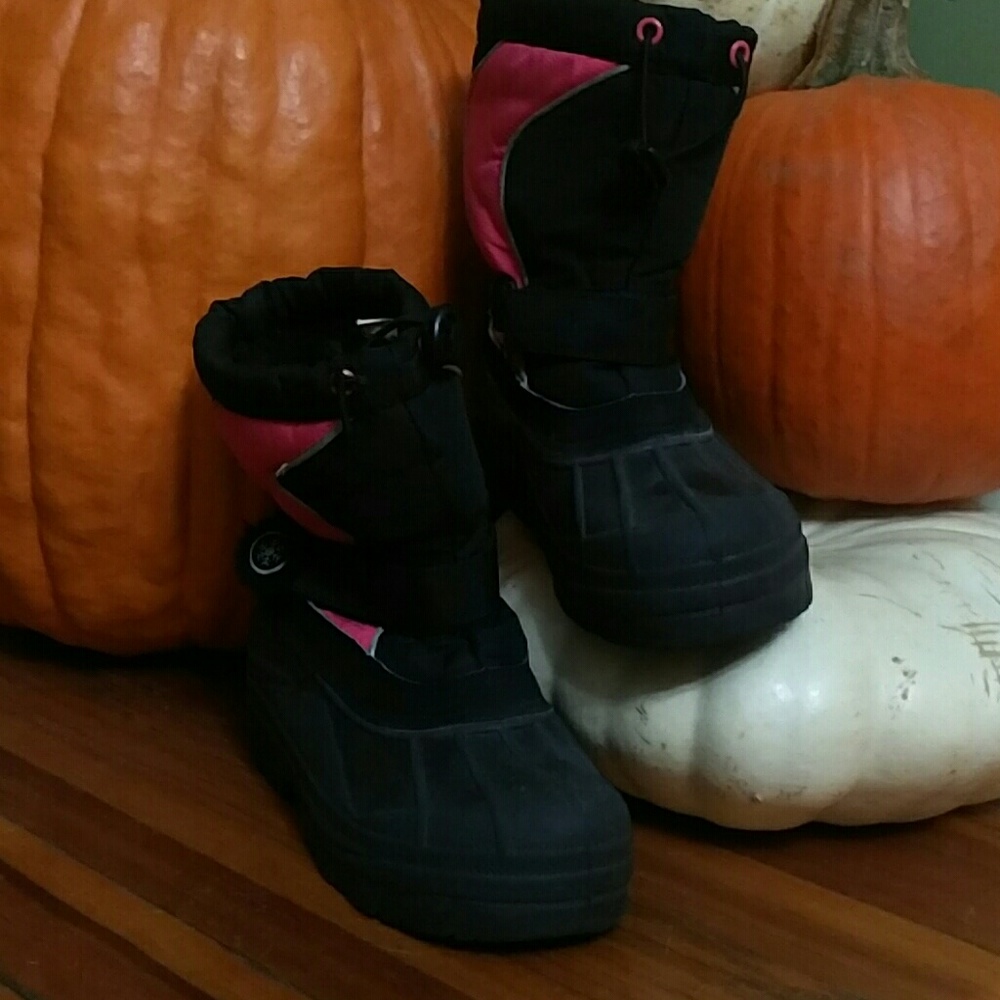 Girl's size 2 Black and Pink snowboot