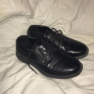 Stacy Adams boys size 4M.