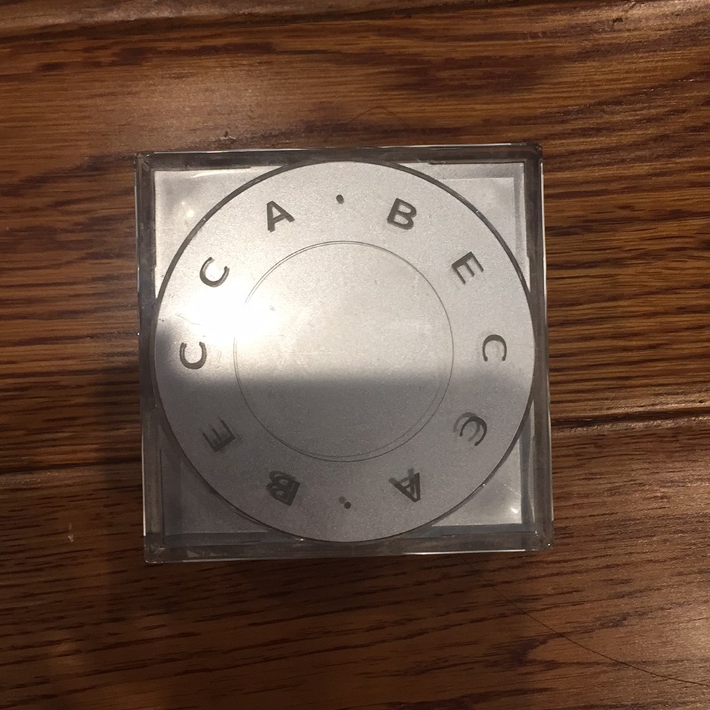 BECCA SOFT LIGHT BLURRING POWDER