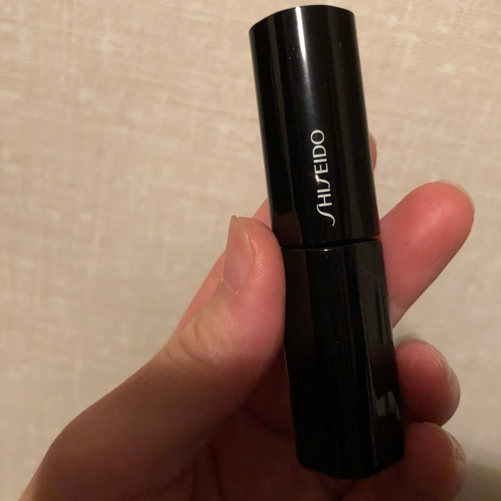 Shishedo red lip gloss