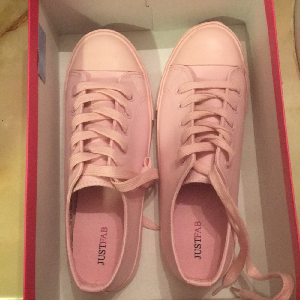 Never worn, light pink cute sneakers for spring!