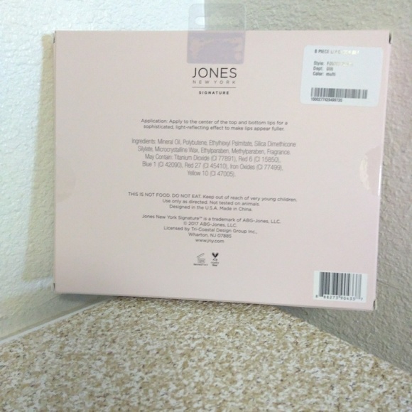 Jones New York Signature Lip Gloss. - Picture 2 of 3