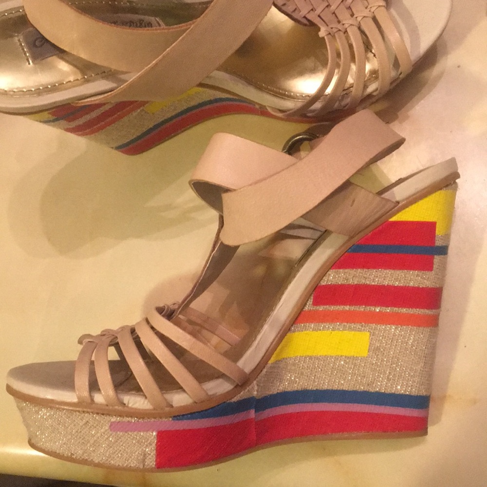 Nude wedges with colored stripes and ankle buckle