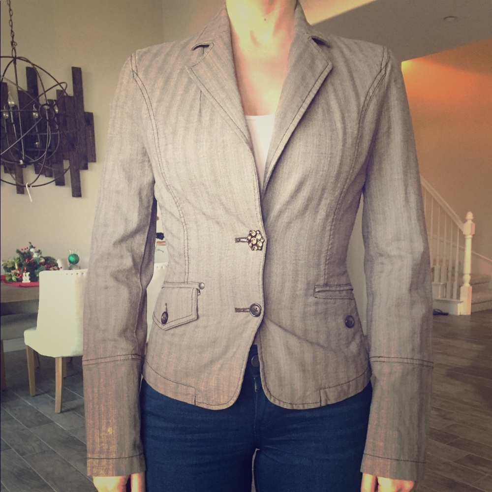 Beige/brown blazer with cute details